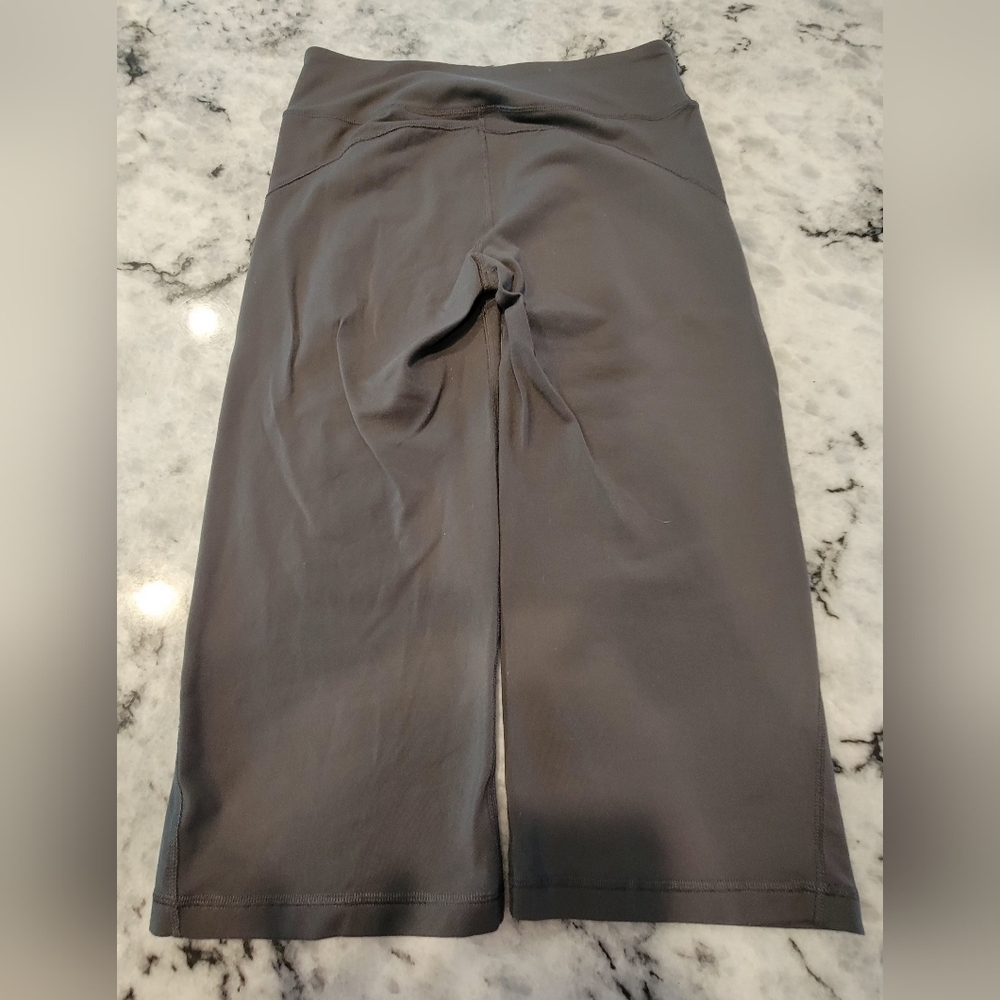 Gray Tech Gear Cropped Leggings - Picture 4 of 4